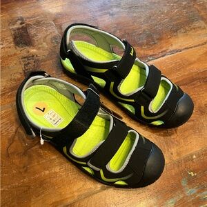 NWT Kamik Closed Toe Sandals